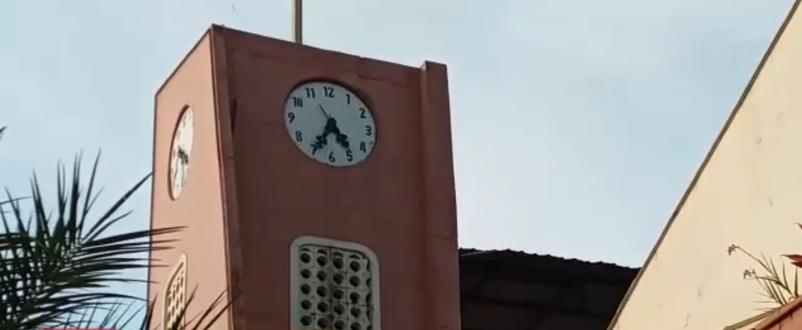 Reloj público de la 10 de noviembre paralizado.