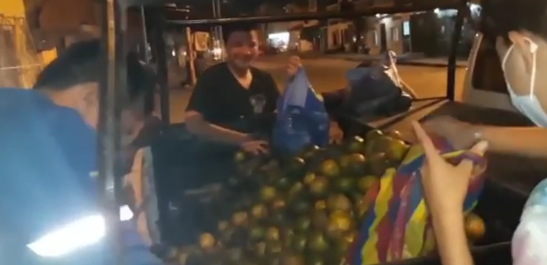 EL PRESIDENTE DEL BARRIO CUBA ENTREGO MANDARINAS A SU SECTOR.