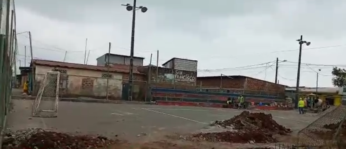 Mantenimiento de cancha en Juan Montesdeoca.