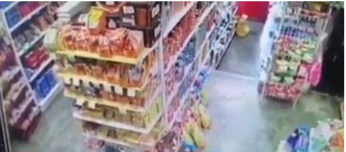 Falderas hacen de las suyas en un centro comercial de Quinsaloma.