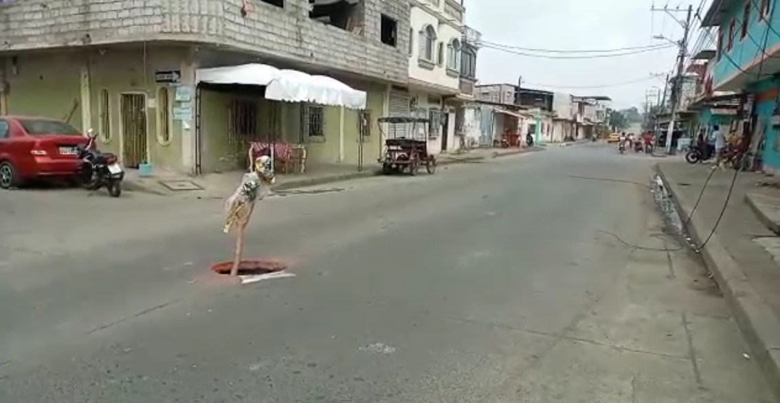 Hueco es un peligro para moradores de las calles 6 de Octubre.